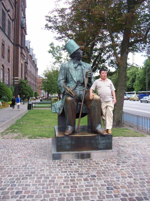 Hans Christian Andersen and an Asian tourist.  Isn't that cute?